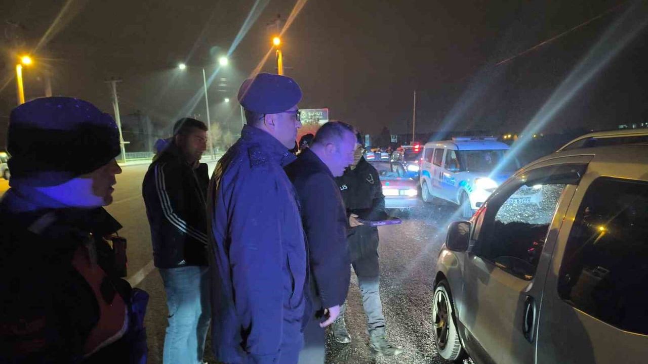 Şuhut'ta huzur ve asayiş denetiminde çikolata ve çay ikramı