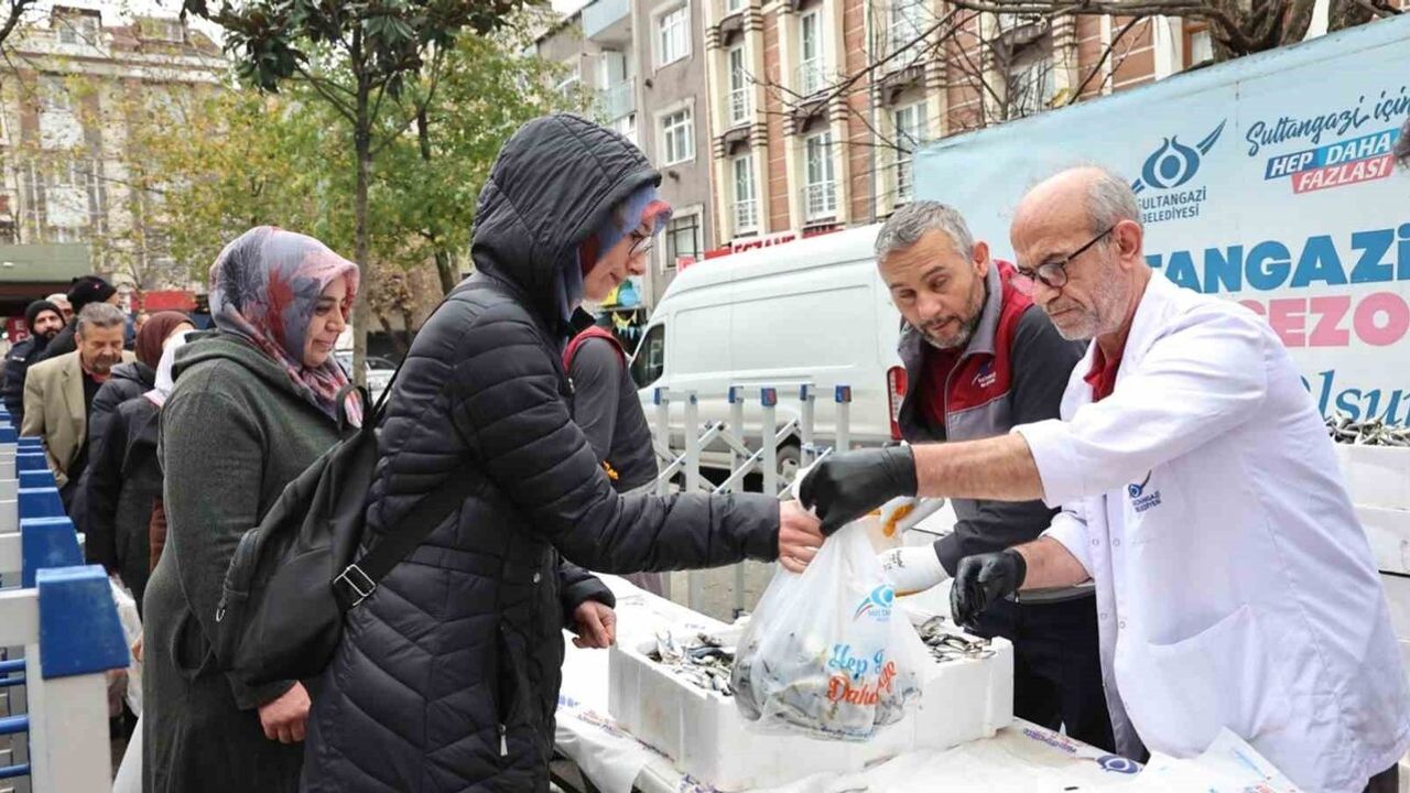 Sultangazi Belediyesi İsmetpaşa Mahallesi’nde Ücretsiz Balık Dağıttı