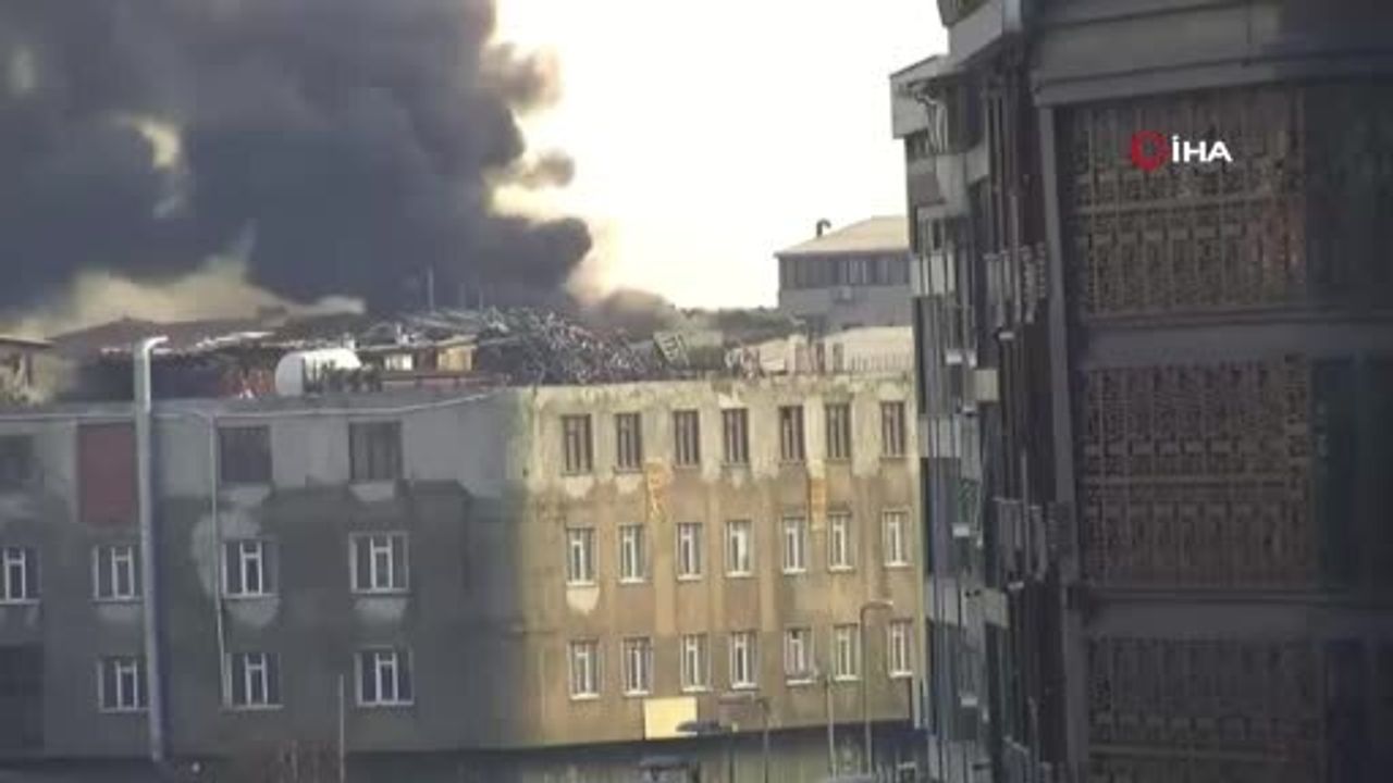 Sultangazi Cebeci Mahallesi'nde çatı yangını paniğe yol açtı