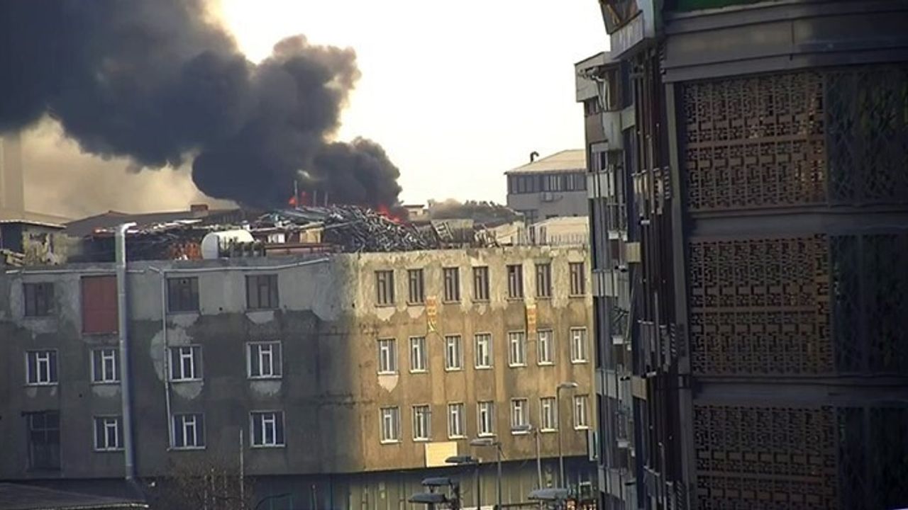 Sultangazi Cebeci Mahallesi'nde çatıda yangın — itfaiye müdahalesi