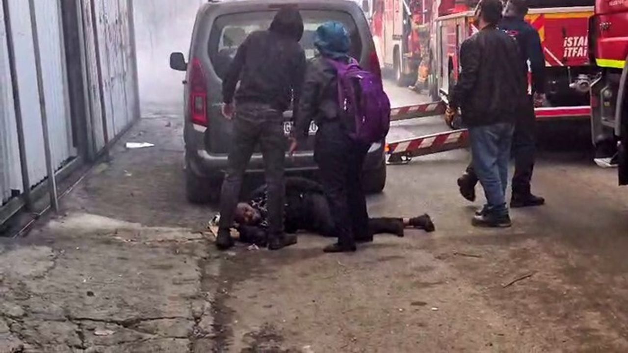 Sultangazi’de çatı yangını: 5. kattan atlayan kişi yaralandı