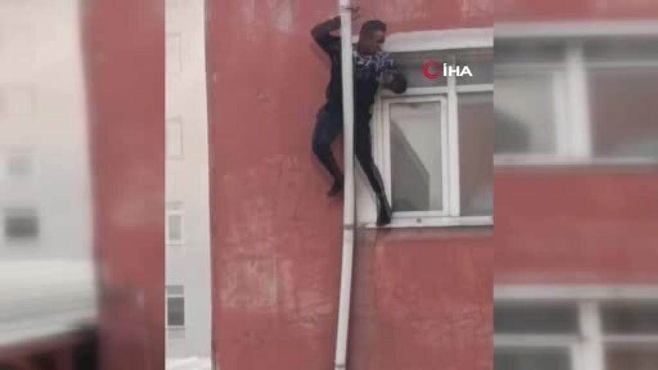 Sultangazi'de çatıda çıkan yangında can pazarı kamerada