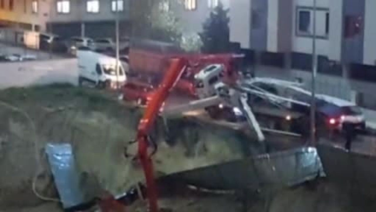 Sultangazi'de toprak kayması: Beton pompası yan yattı