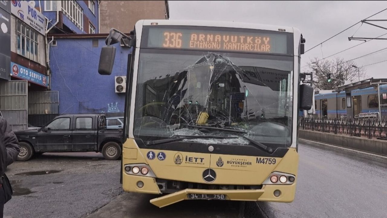 Sultangazi’de yola dökülen akaryakıt kazaya yol açtı: İETT otobüsü direğe çarptı