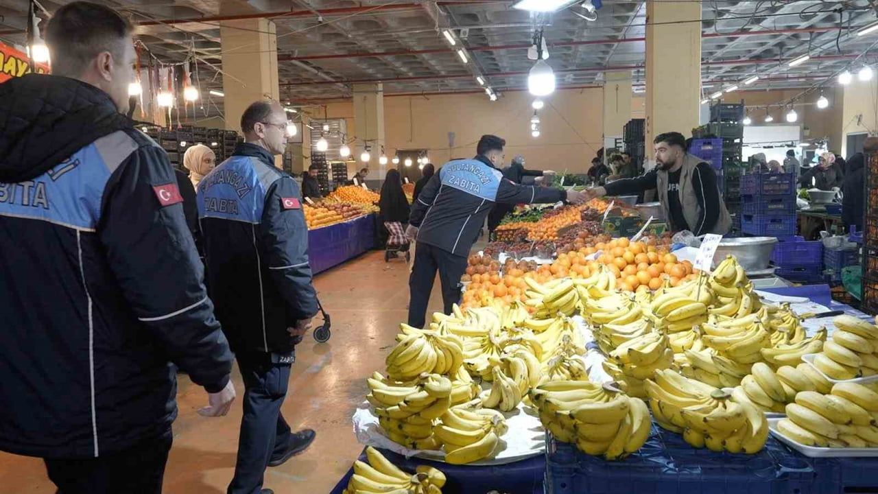 Sultangazi zabıta ekipleri pazarlarda yoğun denetim yürütüyor