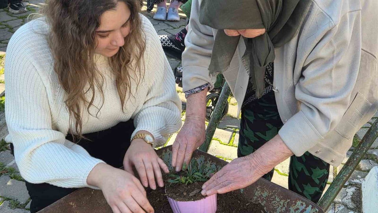 Sultanhisar'da Üniversite Öğrencilerinden Huzurevi Ziyareti