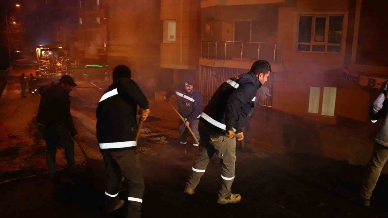 Sungurlu'da Sıcak Asfalt Çalışmaları Gece-Gündüz Sürüyor
