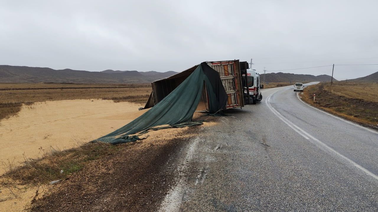 Sungurlu'da virajı alamayan tır devrildi, sürücü yaralandı