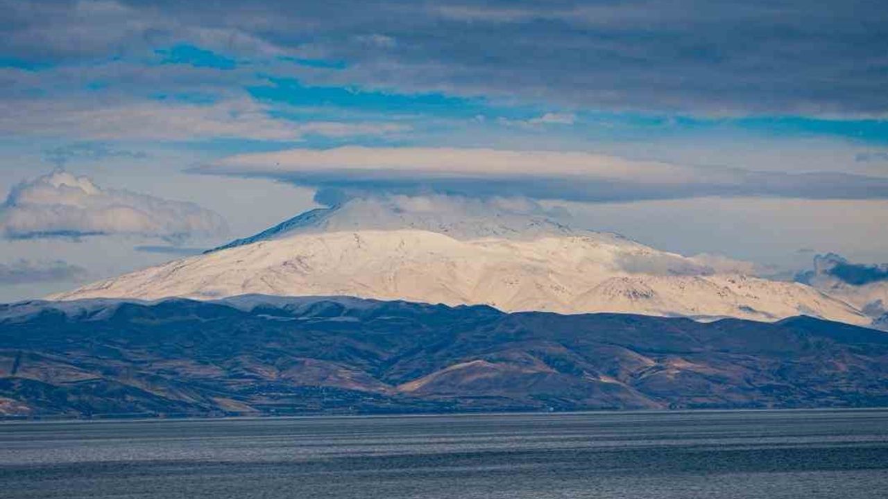Süphan Dağı zirvesinde şapka biçimli mercek bulutu oluştu