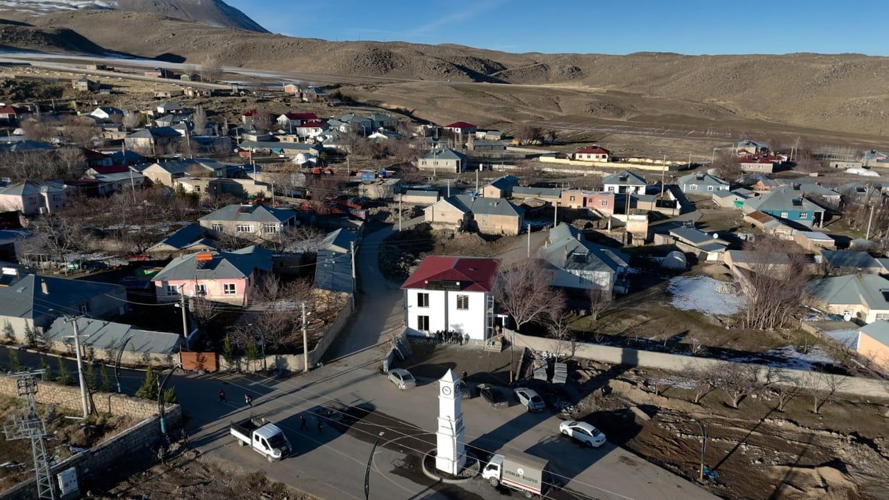 Süphan Eteklerinde Kartpostallık Beldesi: Aydınlar