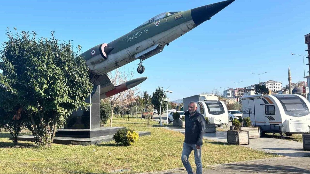 Sürmeneli öğretmenden Selçuk Bayraktar’a şarkılı destek: 'Vur İHA Vur SİHA'