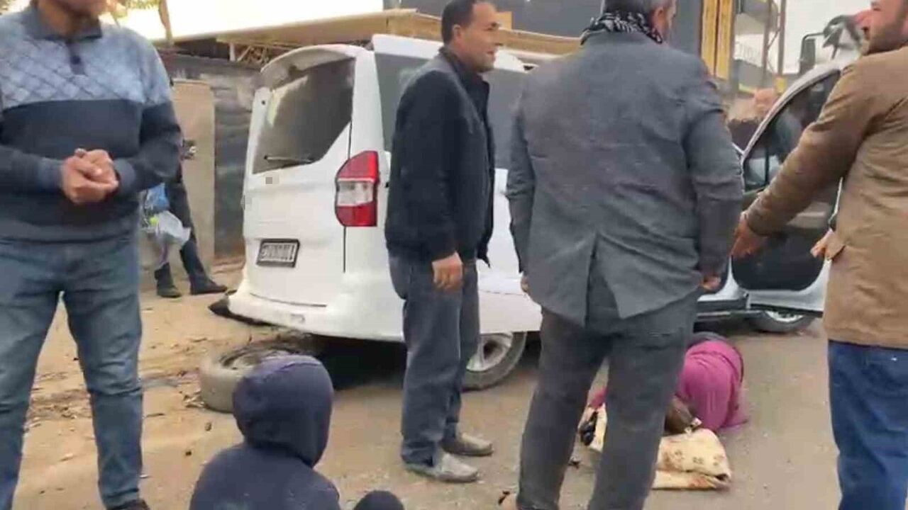 Suruç'ta kamyonet ve hafif ticari aracın çarpışması: 2'si çocuk 4 yaralı