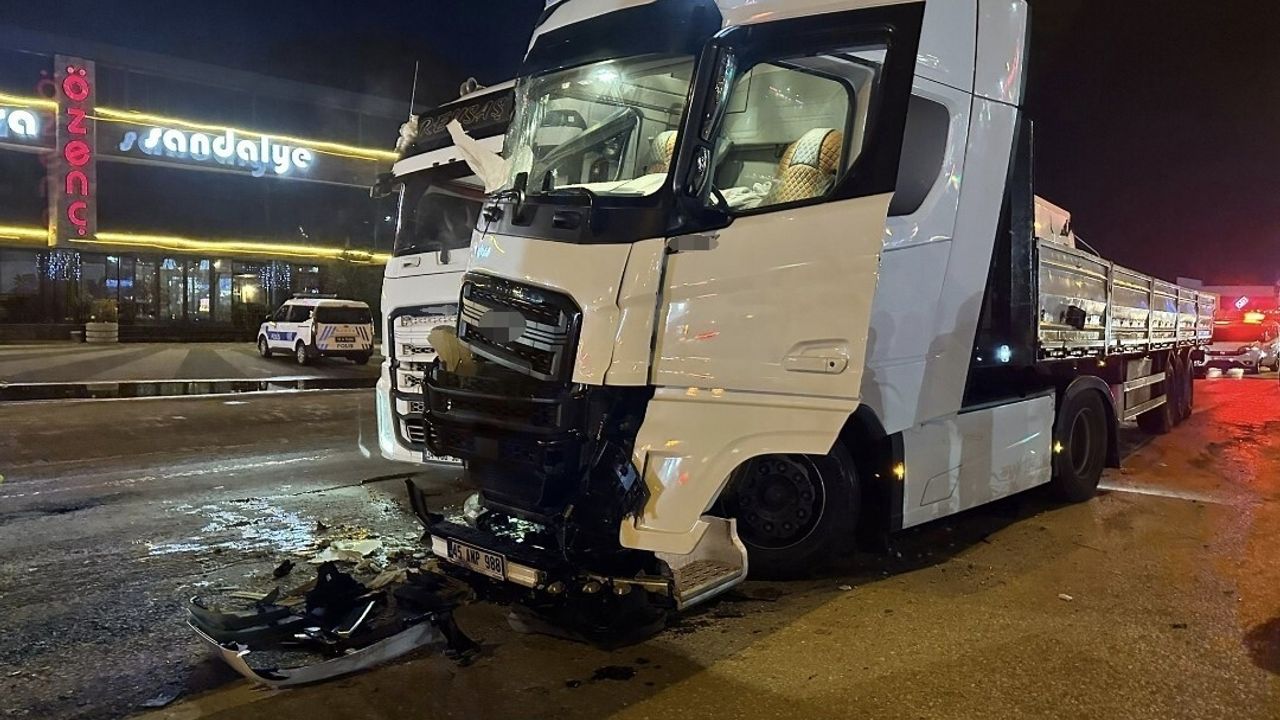 Susurluk’ta iki tır çarpıştı, maddi hasar oluştu