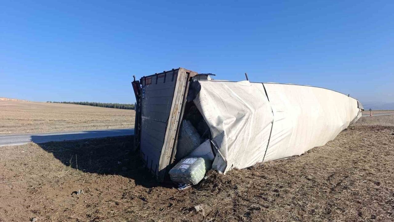 Tabaklar köyü yakınında kalorifer peteği yüklü tır devrildi — 1 yaralı