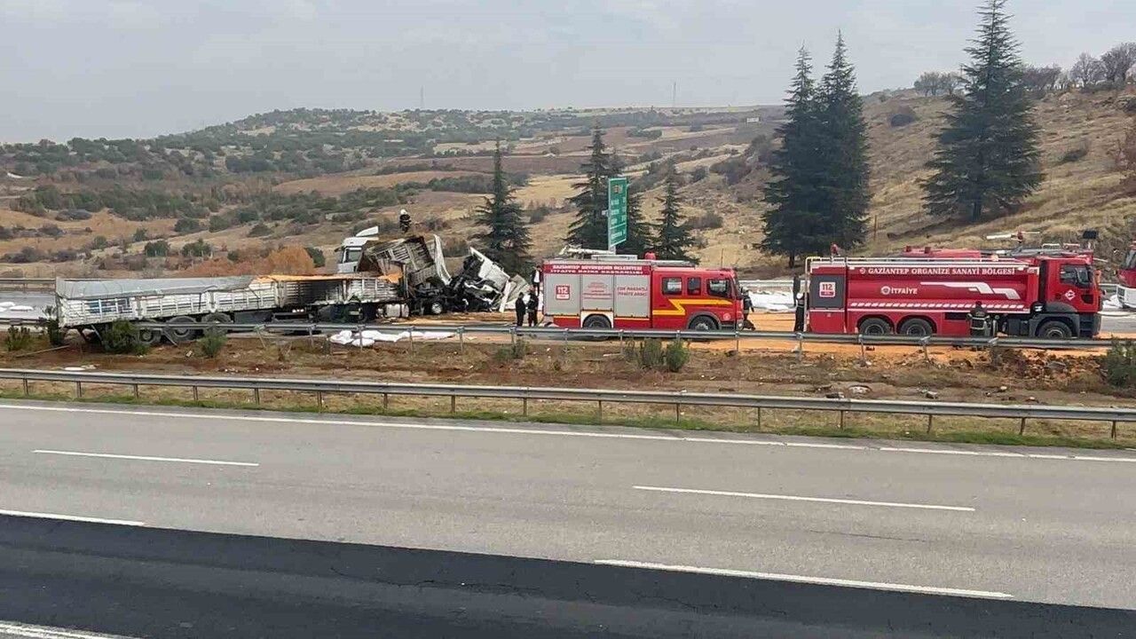 TAG Otoyolu'nda yanan 3 tır kaldırıldı, yol tekrar trafiğe açıldı