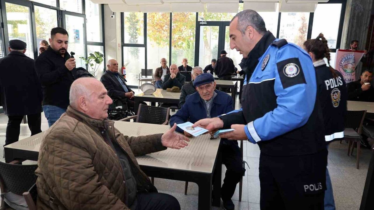 Talas Belediyesi'nden Selçuklu Kültür Evi'nde Akıllı Telefon ve Dolandırıcılık Eğitimi