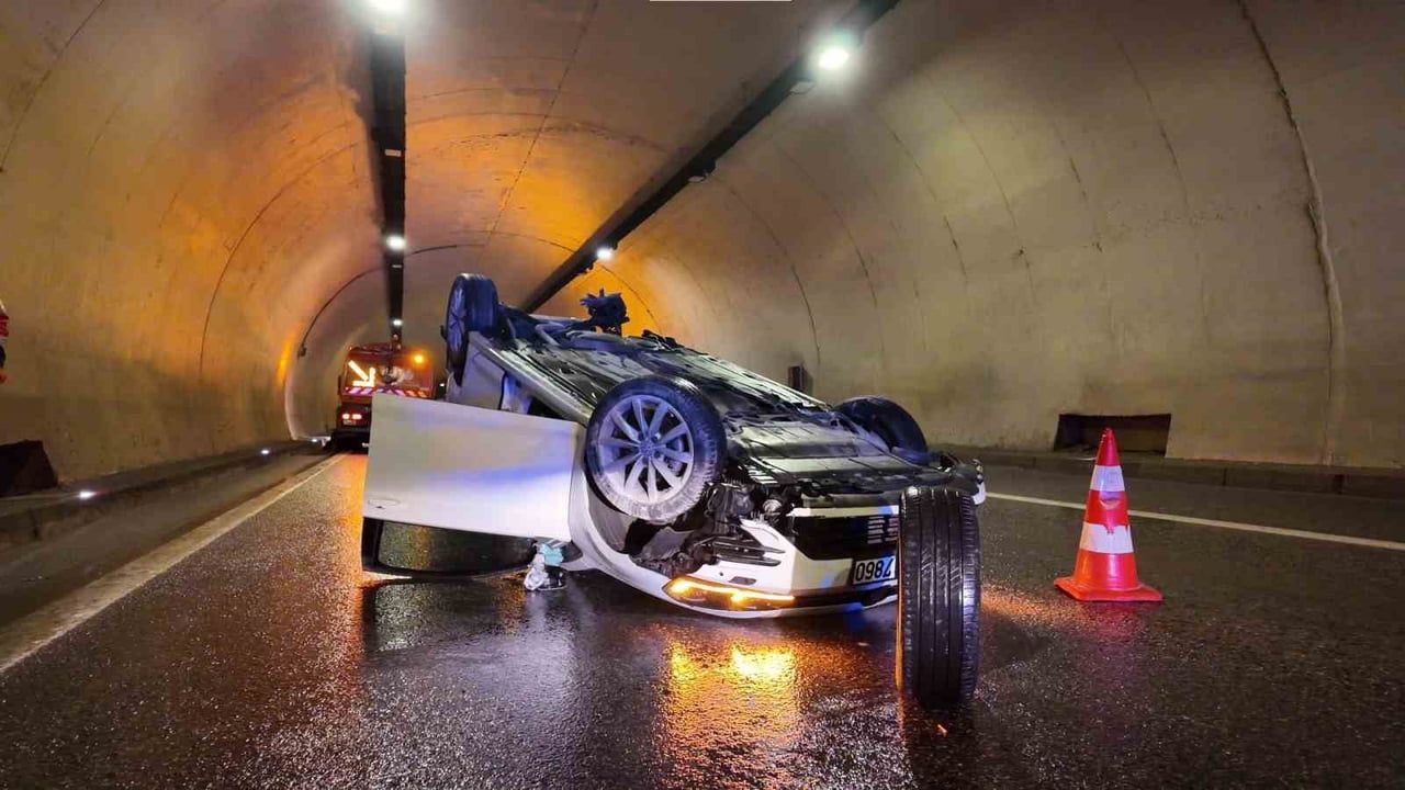 Tantavi Tüneli'nde yağış kaynaklı kaza: Otomobil takla attı