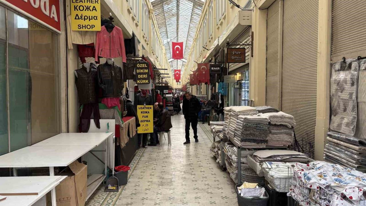 Tarihi Kemeraltı Çarşısı'nda yılbaşı alışverişinde yoğunluk