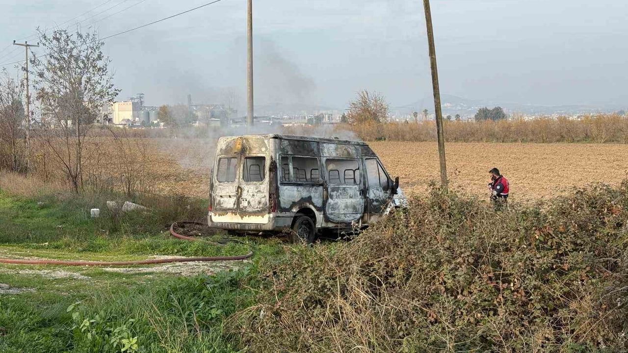 Tarsus'ta E-5 Karayolu Kenarında Yanmış Minibüs Bulundu
