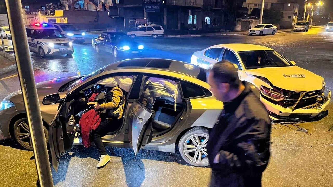 Tarsus'ta kavşakta çarpışma: 2 kişi yaralandı