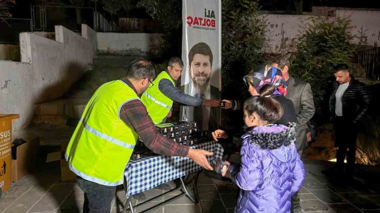 Tarsus’ta Regaib Kandili’nde dayanışma ve kandil simidi dağıtımı