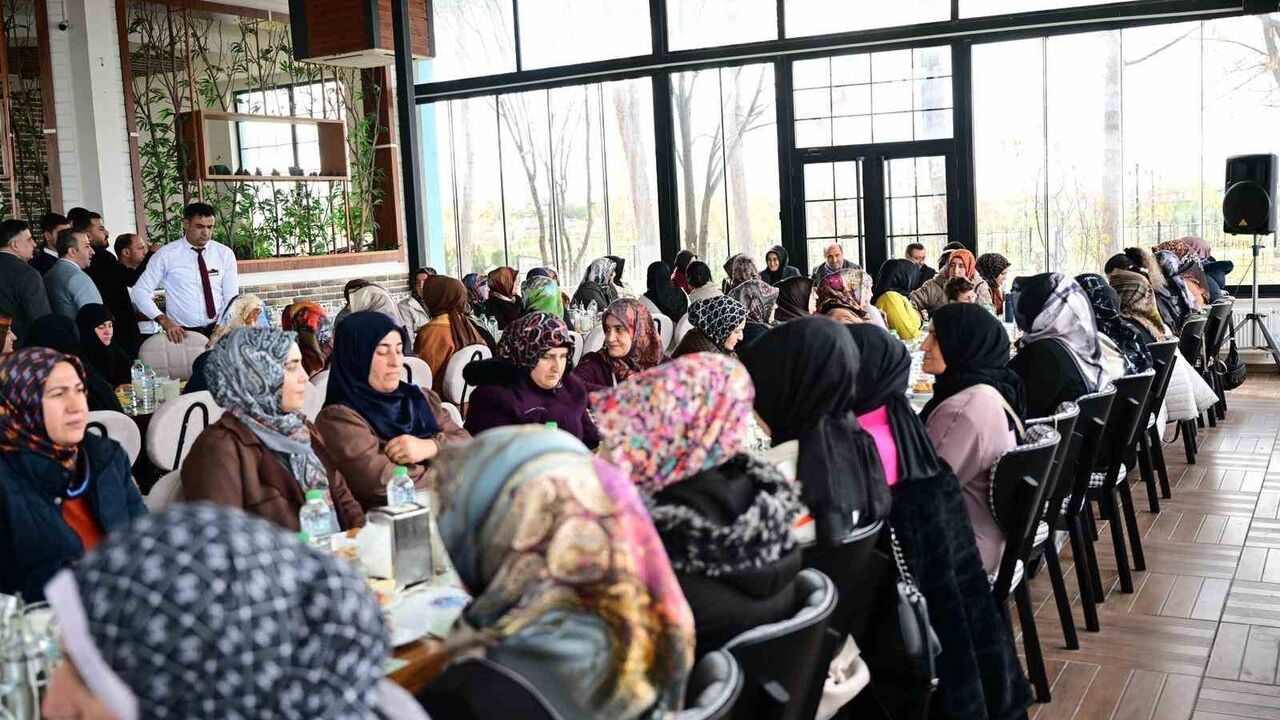 Taşkın ve AK Parti Heyeti Kadın Kolları Mahalle Başkanları Toplantısında