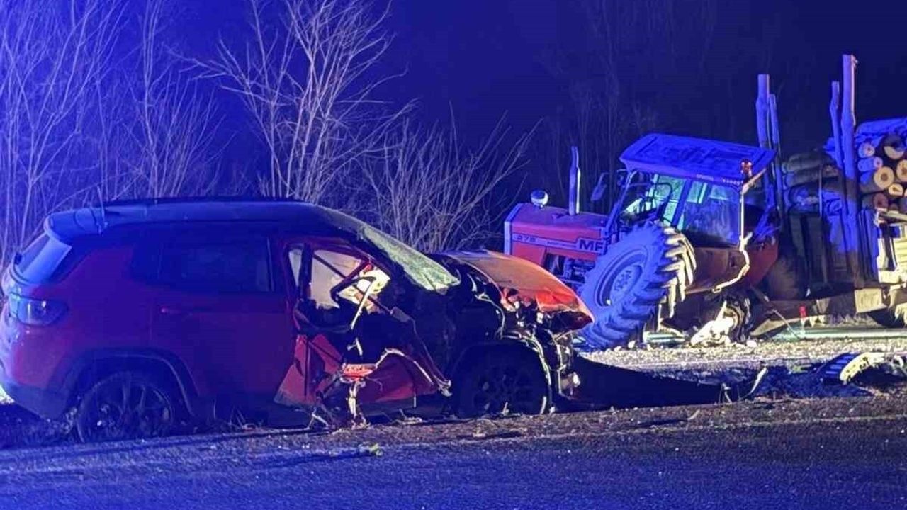 Taşköprü'de cip ile odun yüklü traktör çarpıştı: 3 yaralı