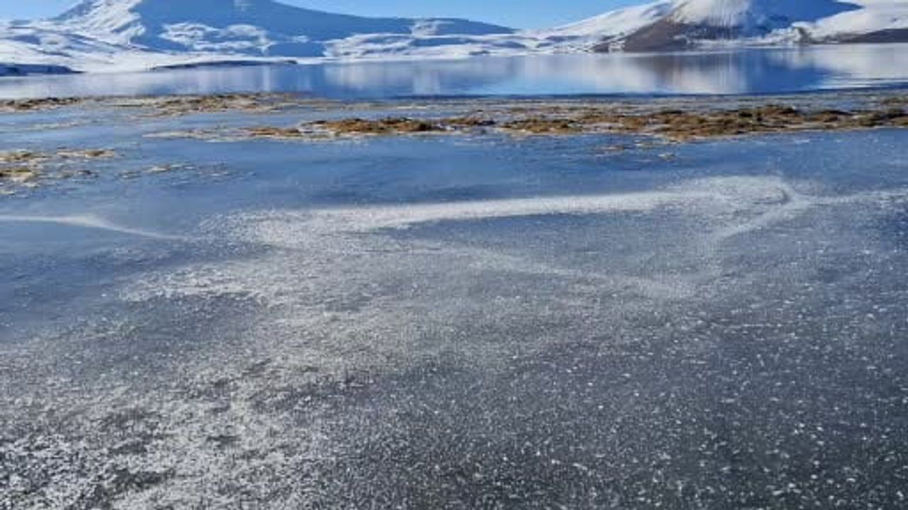 Taşlıçay'da Balık Gölü kısmen buz tuttu