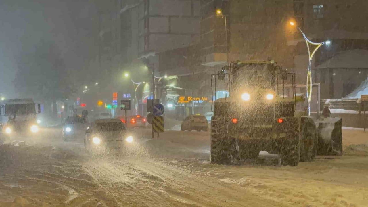 Tatvan'da 15 köy yolu ulaşıma kapandı, merkezde kar 50 cm