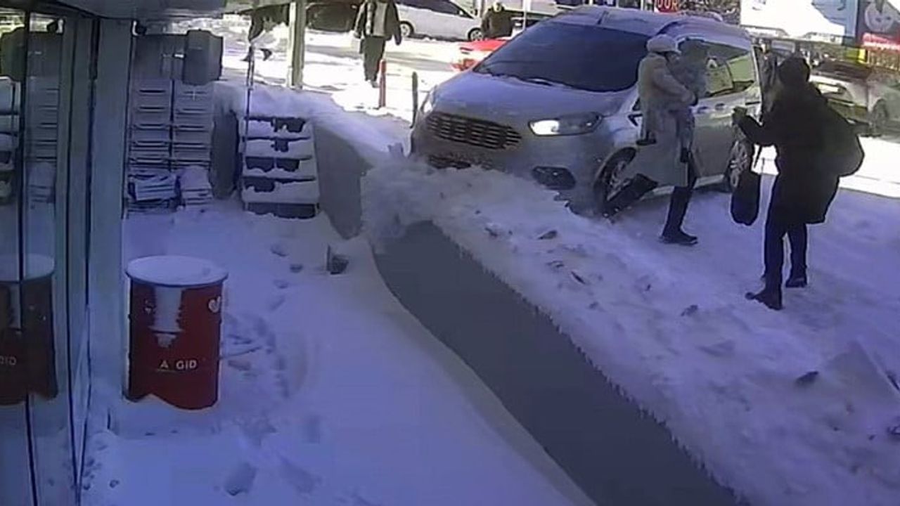 Tatvan’da buzlanan yolda kayan araç tehlike yarattı