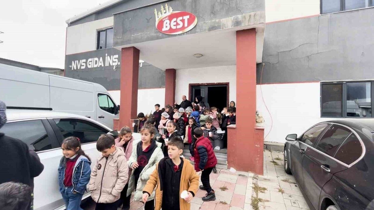 Tatvan'da minik öğrenciler yerli üretimi yerinde gördü