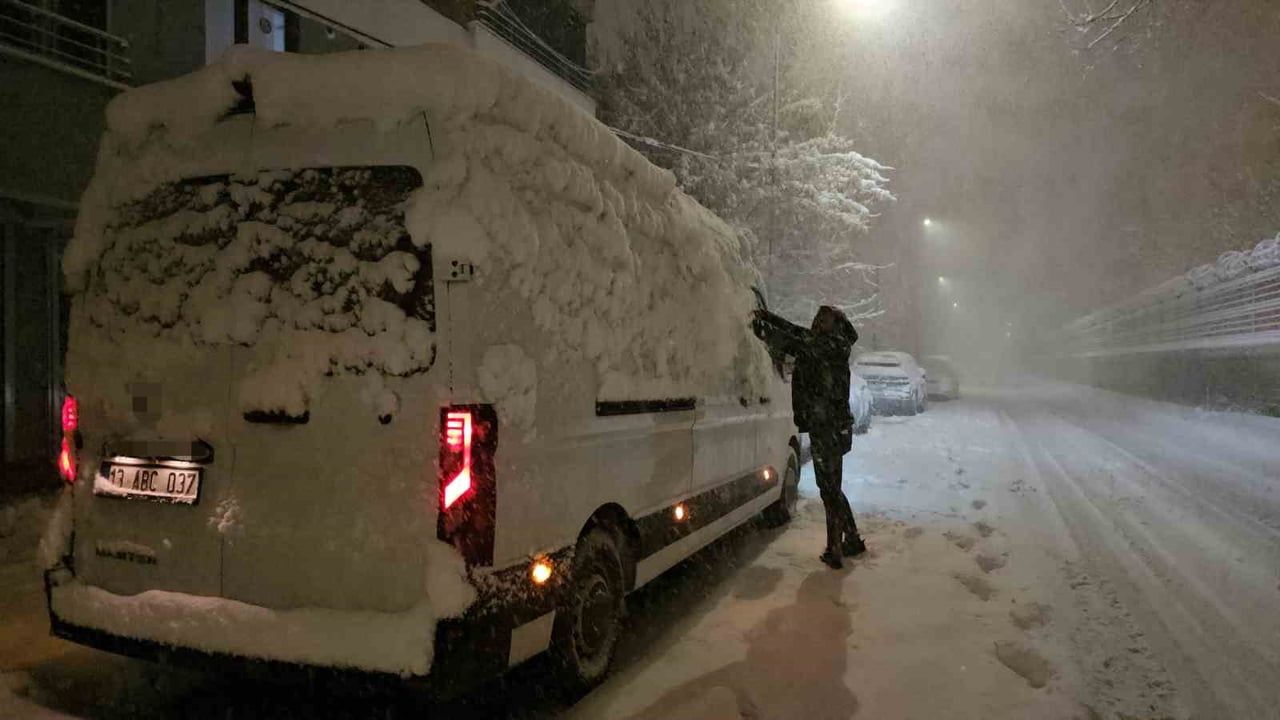 Tatvan'da Yoğun Kar: 40 Köy ve 32 Mezra Yolu Kapandı