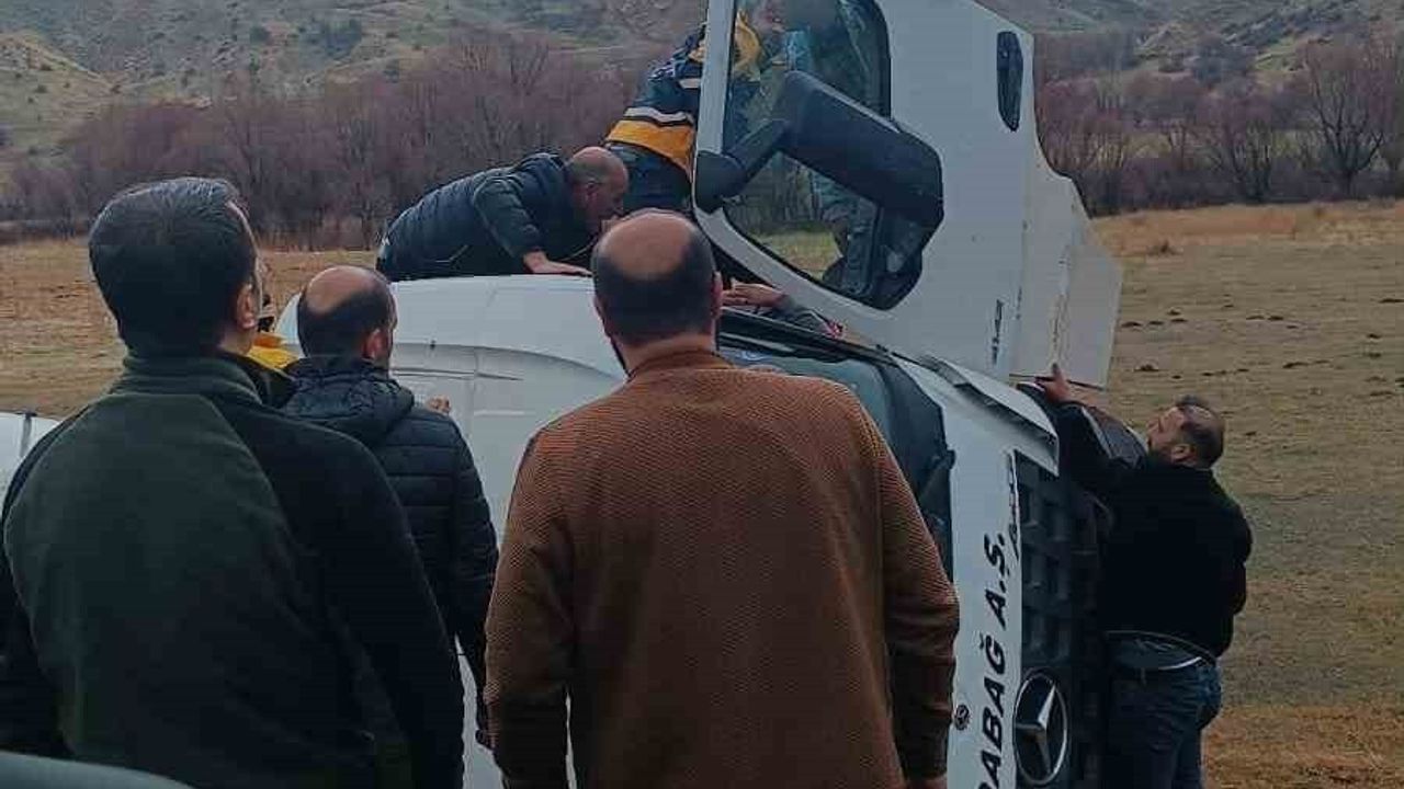 Tatvan–Hizan yolunda beton mikseri şarampole yuvarlandı: 1 yaralı