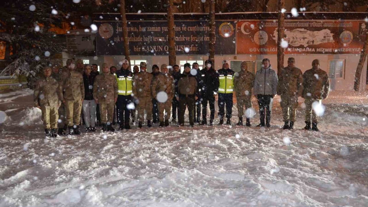 Tatvan Kaymakamı Demirer’den görev başındaki personele yeni yıl ziyareti