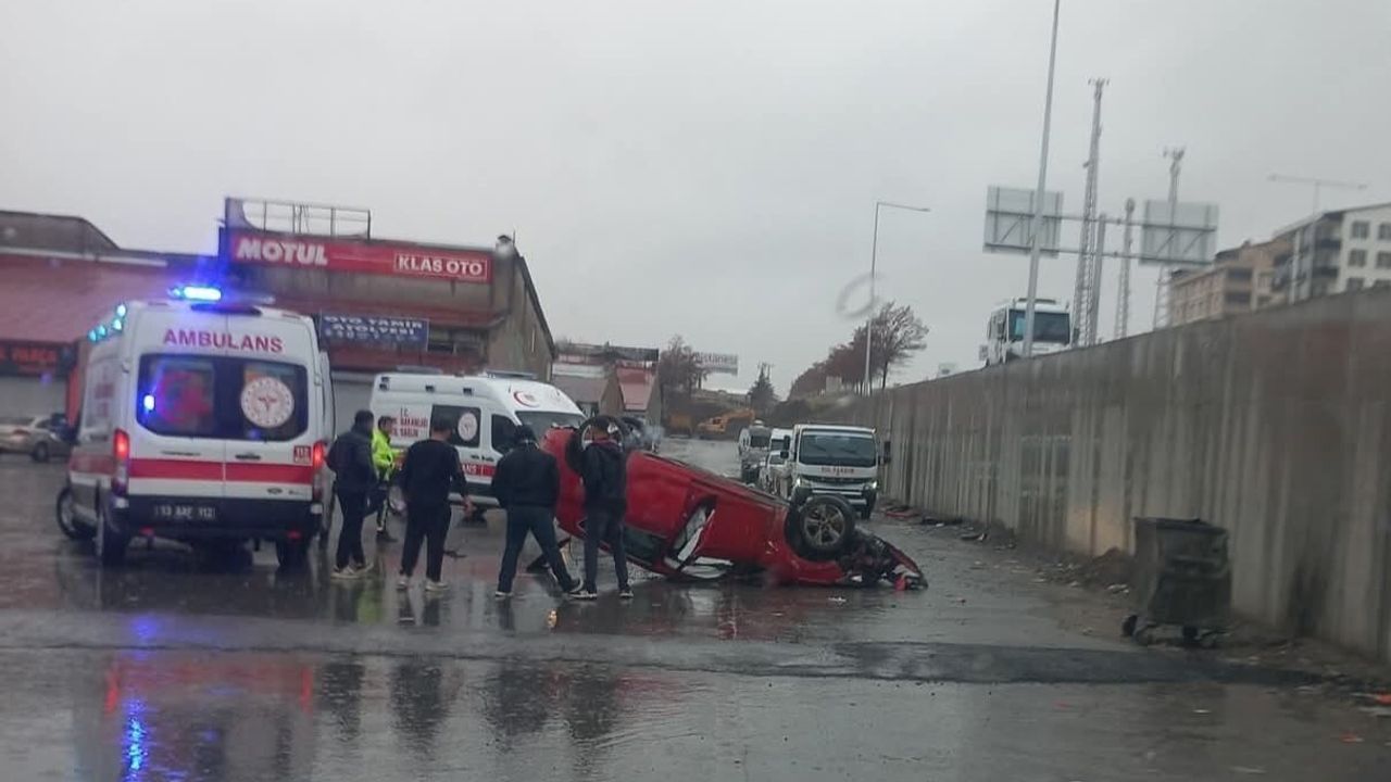 Tatvan Sanayi Kavşağı’nda otomobil köprülü kavşaktan düştü: 2 yaralı