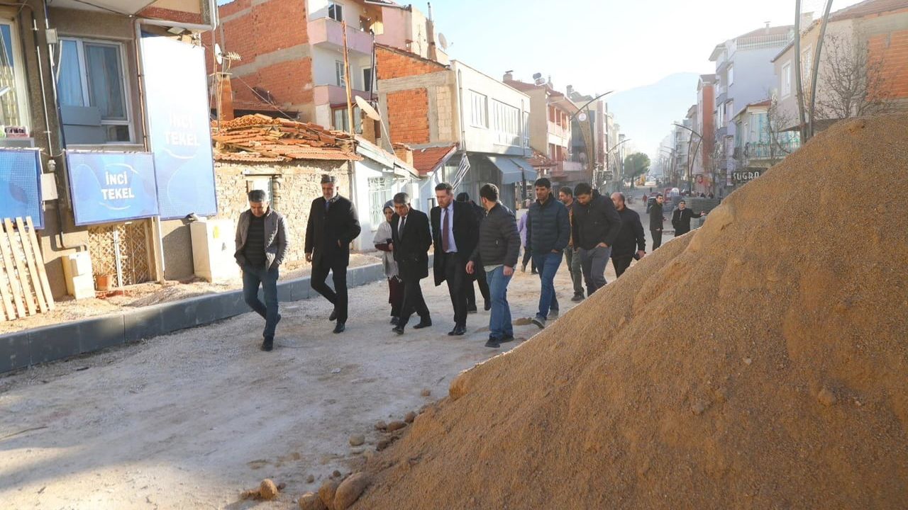 Tavas'ta Karaoğlanoğlu Caddesi'nde üstyapı çalışmaları sürüyor