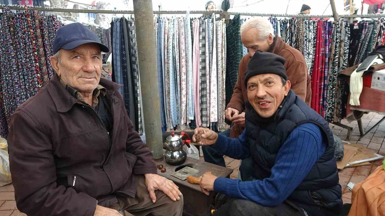 Tavşanlı beyaza büründü: Mevsimin ilk karı pazarcıları sevindirdi