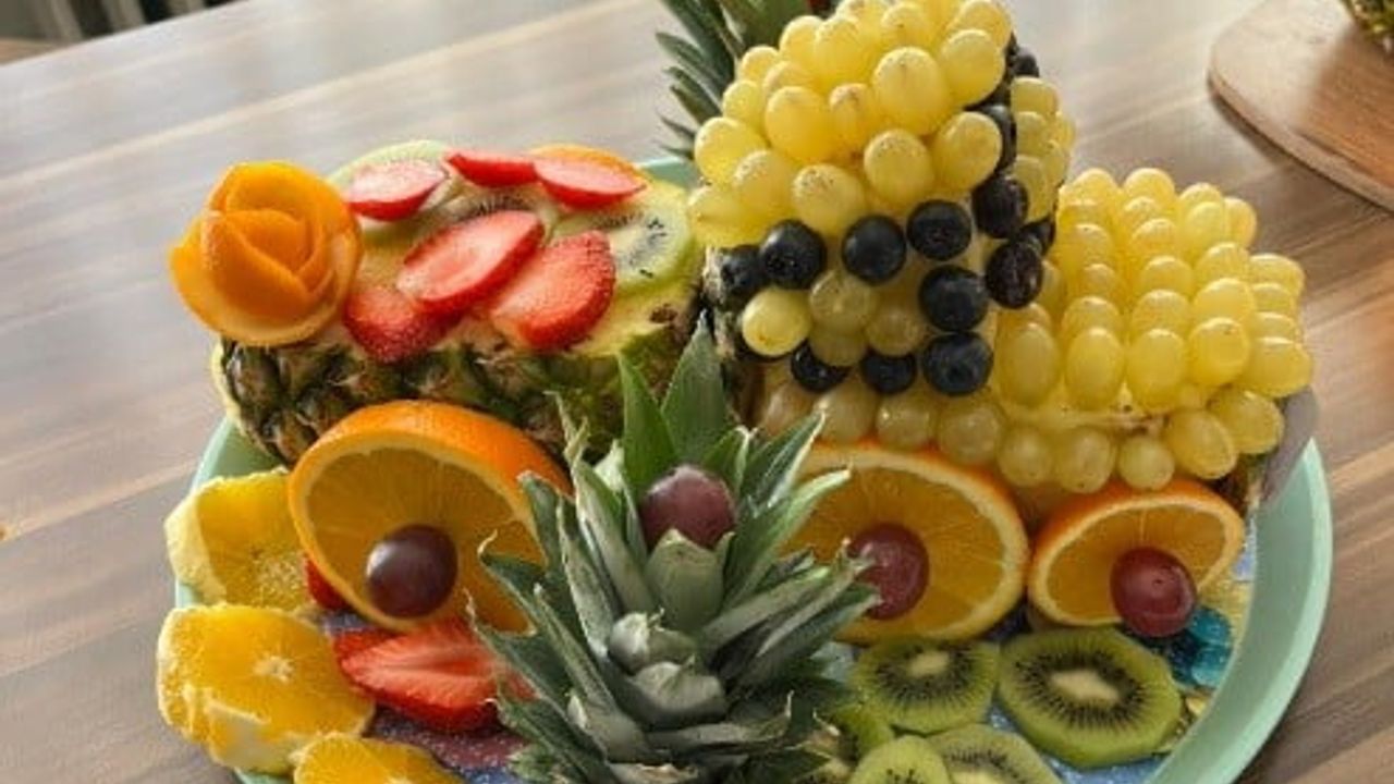 Tavşanlı'da miniklerden renkli meyve tabağı sergisi