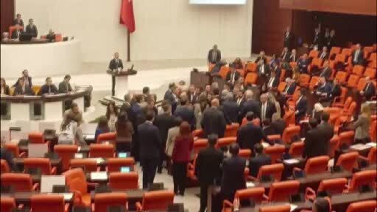 TBMM Genel Kurulu'nda bütçe görüşmelerinde karikatür gerilimi