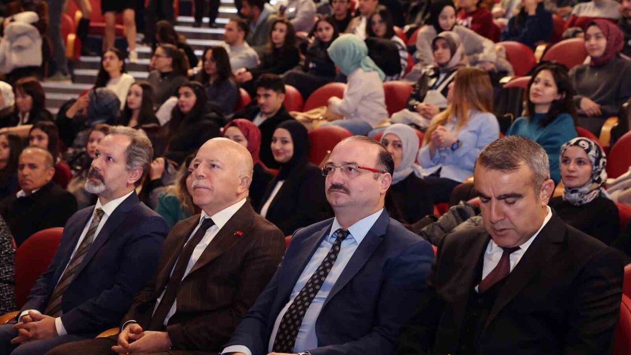 TEDxAtatürkUniversity 'Perde' temasıyla Erzurum'da gerçekleştirildi
