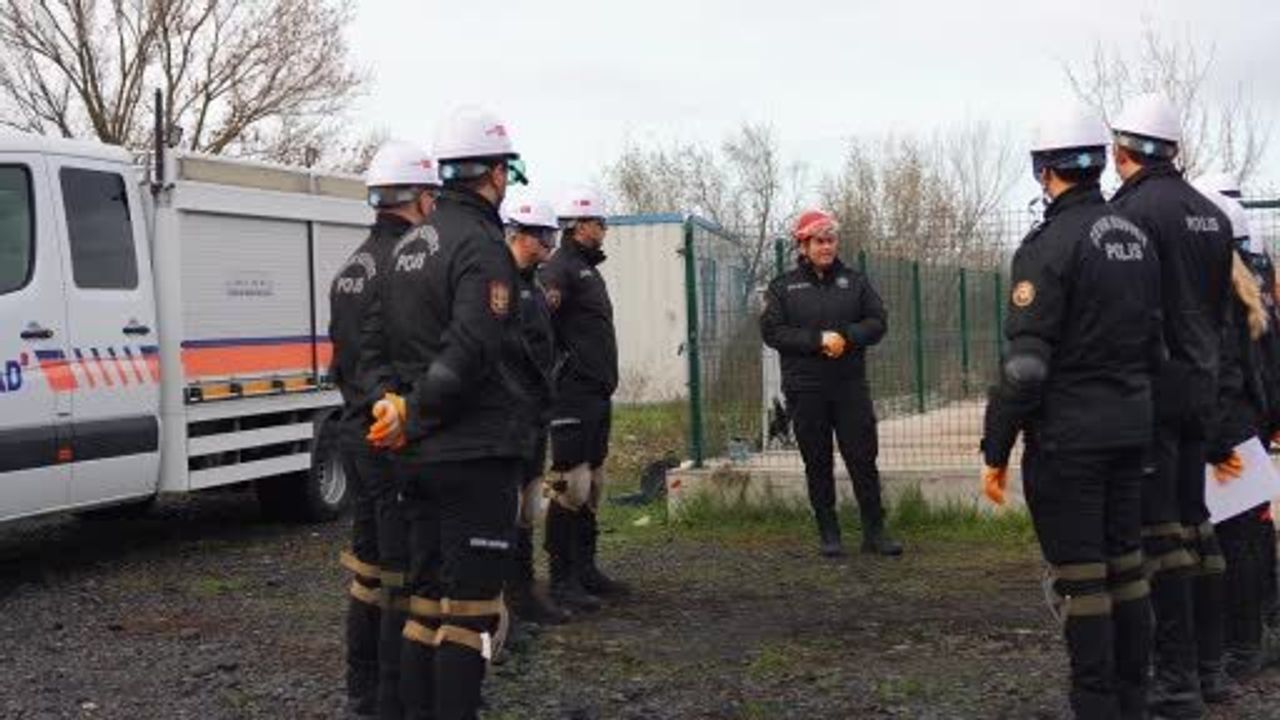 Tekirdağ'da çevik kuvvet personeline enkazda arama kurtarma eğitimi