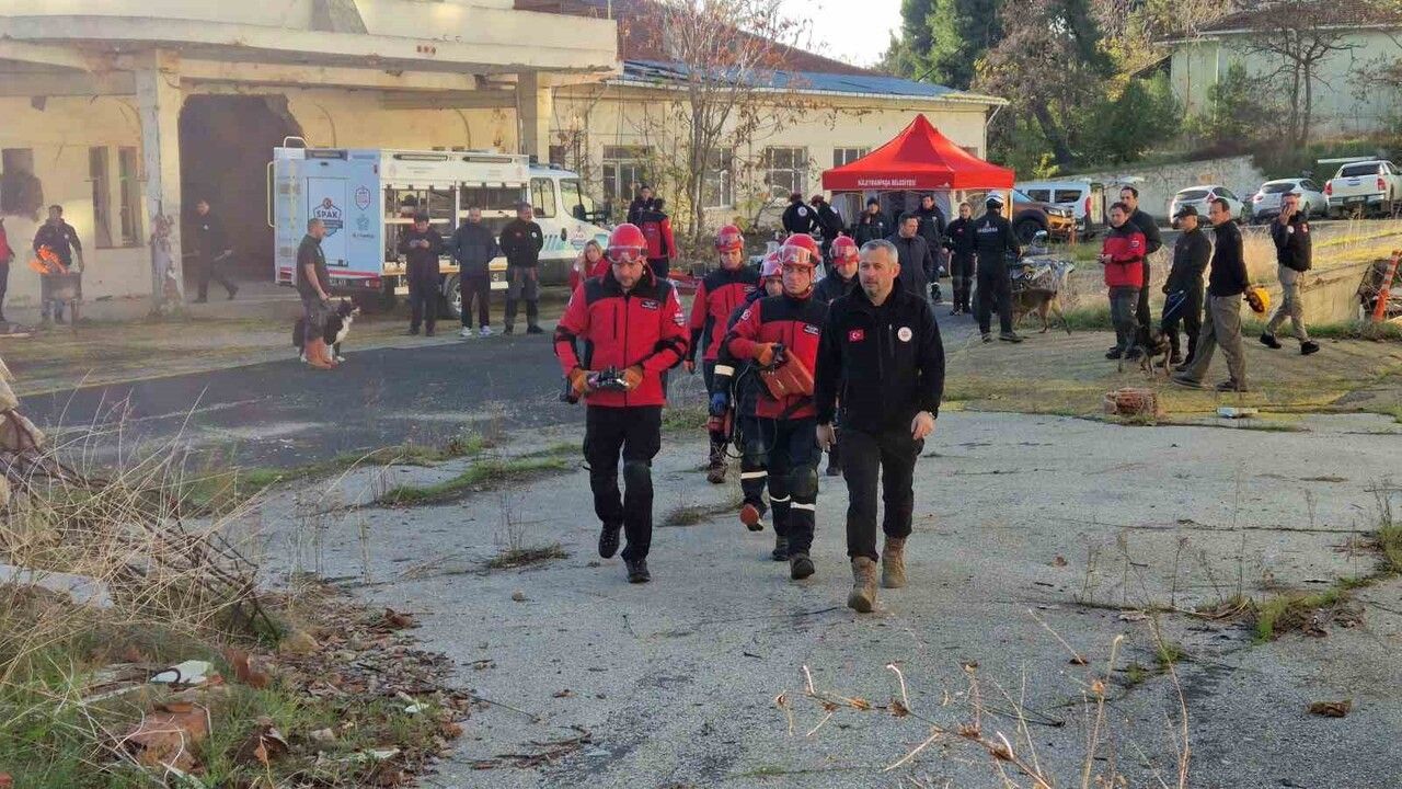 Tekirdağ'da enkaz tatbikatı: köpeklerle yaralı arama ve tahliye