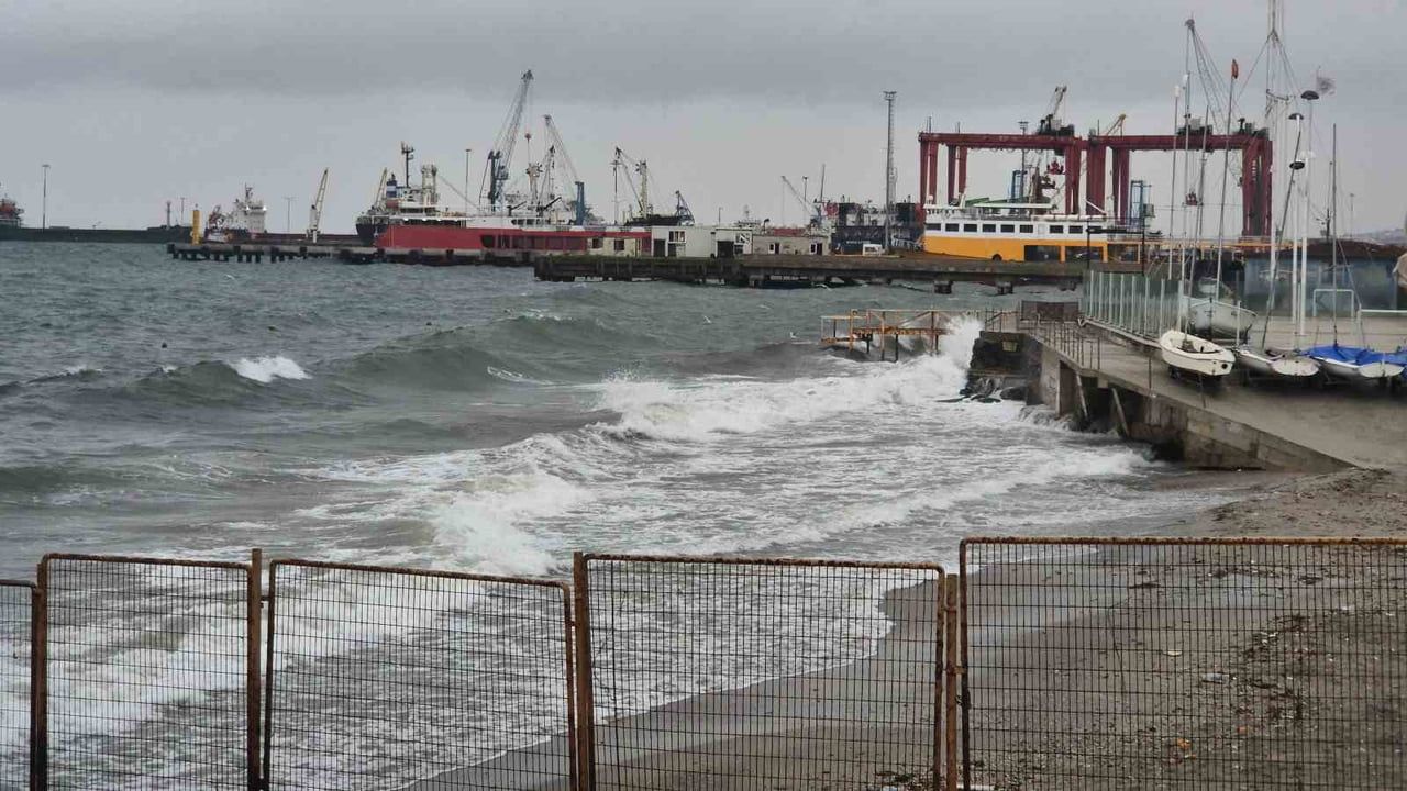 Tekirdağ’da kuvvetli poyraz deniz ulaşımını aksattı