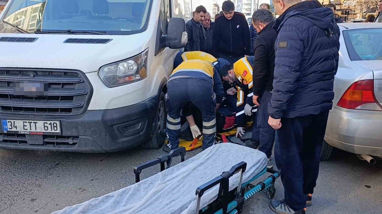 Tekirdağ'da sollama yapan kurye motosikletten düştü, yaralandı