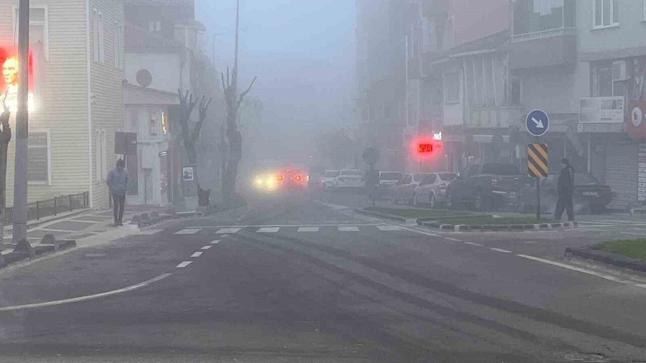 Tekirdağ'ın Hayrabolu ilçesinde yoğun sis hayatı etkiledi