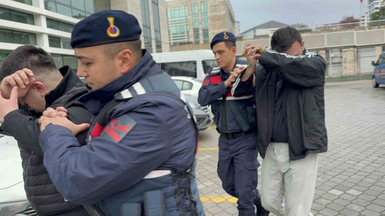 Tekkeköy'de Araçta Bin 400 Hapla Yakalanan 2 Kişi Tutuklandı