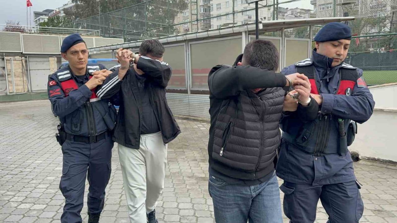 Tekkeköy'de Araçta Bin 400 Sentetik Ecza ile 2 Kişi Gözaltında