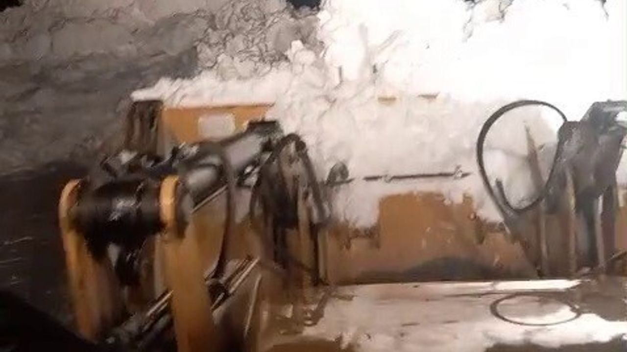 Tekman'da karla mücadele ekipleri kapalı mahalle yollarını açtı