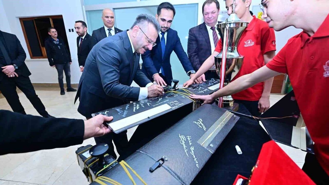 TEKNOFEST 2025’te dereceye giren Eskişehirli öğrenciler Vali Aksoy’u ziyaret etti