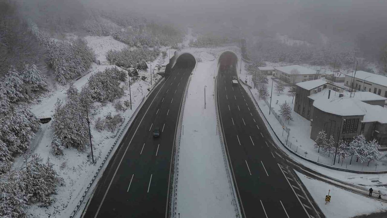TEM Otoyolu Bolu Dağı Tüneli'nde kar yağışı ulaşımı etkiliyor